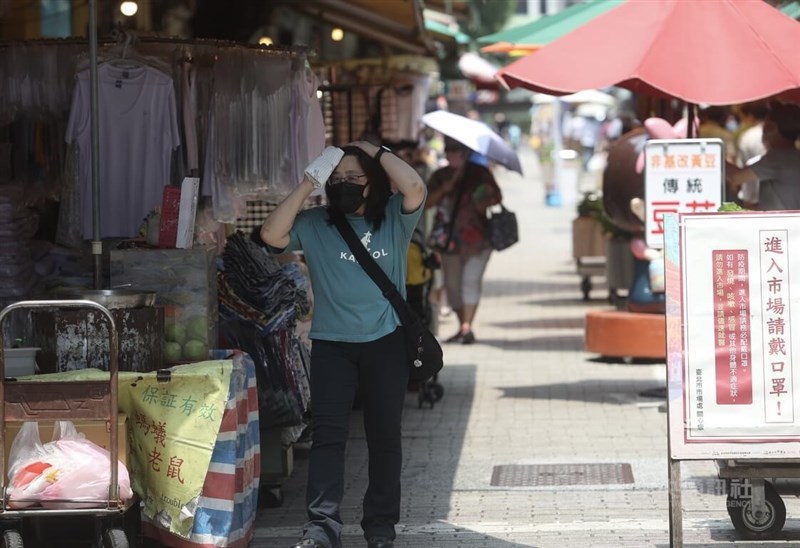 圖為民眾在台北四平商圈採買，現場設有告示牌，提醒民眾配戴口罩防疫。（中央社檔案照片）
