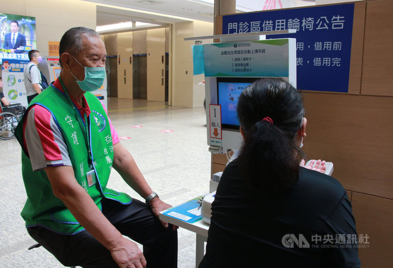 80歲志工林政吉(左)早年在台北任職,退休後返回老家台中市霧峰區居住,民國105年妻子過世後,他開始參加社區活動,看到亞洲大學附屬醫院張貼志工招募廣告,便報名參加,平時會在1樓服務台與血壓量測站服務。中央社記者蘇木春攝 111年7月8日