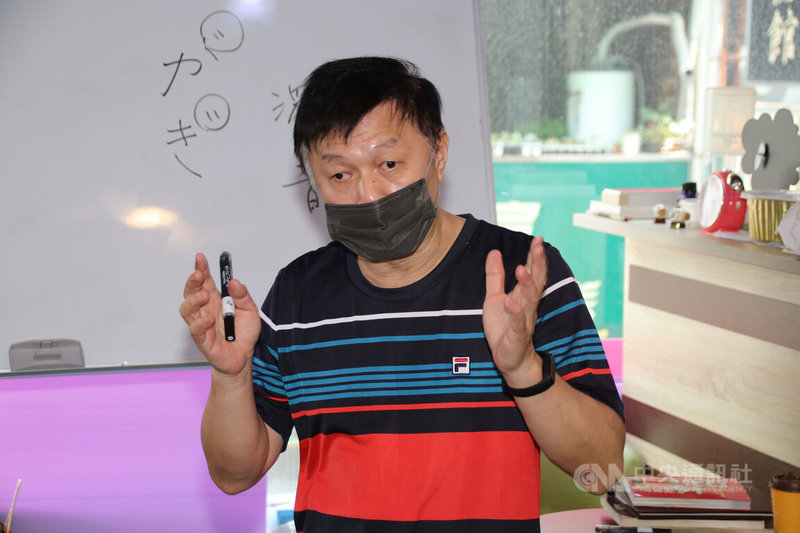 南投草屯三省堂書店預告8月底將熄燈,書店二代經營者洪煜哲表示,面對大環境改變,加上想多留時間陪伴父母、小孩,在與家人討論後才忍痛決定結束營業,非常感謝鄉親長期支持。中央社記者蕭博陽南投縣攝 111年7月8日