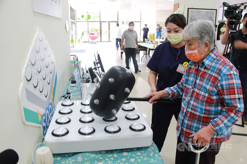 台中維新醫院今年4月在台中市烏日區,針對失智者設置「好憶綜合長照機構」,依據長者不同需求、程度、背景、興趣、能力等規劃設計課程和活動,並引進失智症輔具,從玩遊戲中提高長輩活動興趣。中央社記者蘇木春攝 111年7月8日