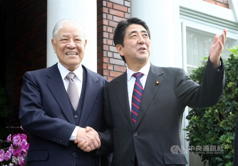 圖為前總統李登輝（左）2010年10月在外雙溪翠山莊會見日本前首相安倍晉三。（中央社檔案照片）