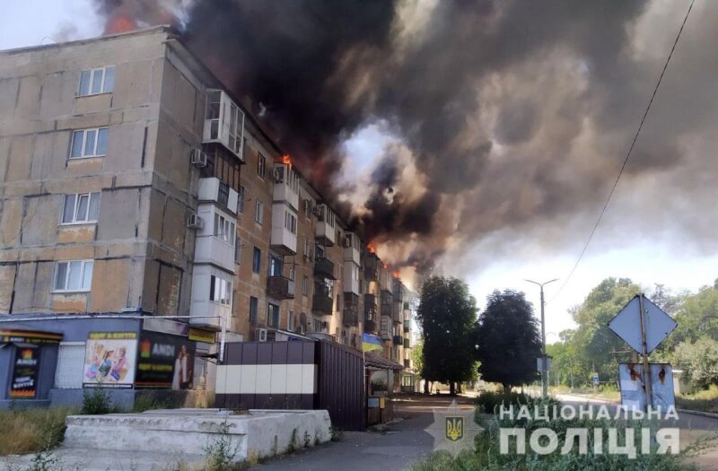 圖為頓內茨克州一處建築物8日遭俄軍砲擊。（圖取自facebook.com/UA.National.Police）