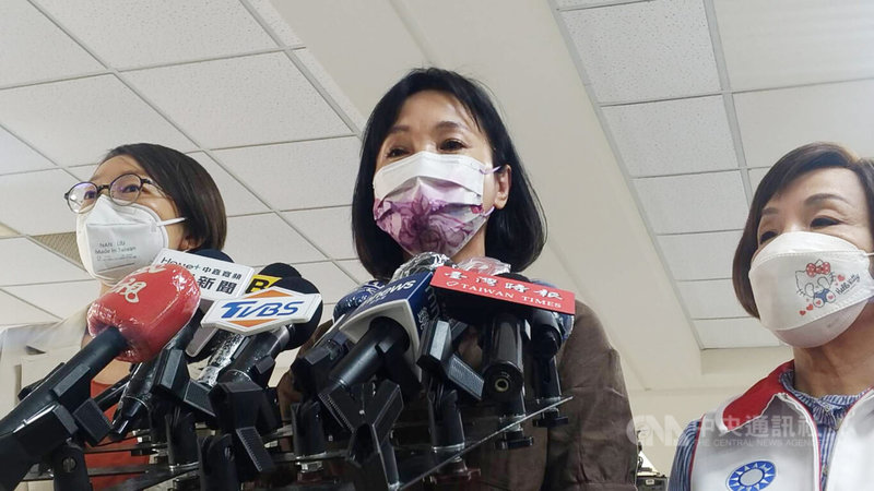國民黨高雄市長參選人柯志恩(中)8日上午出席高雄黨務幹部會議前接受媒體聯訪表示,她會勤跑基層,傾聽民意。中央社記者蔡孟妤攝 111年7月8日