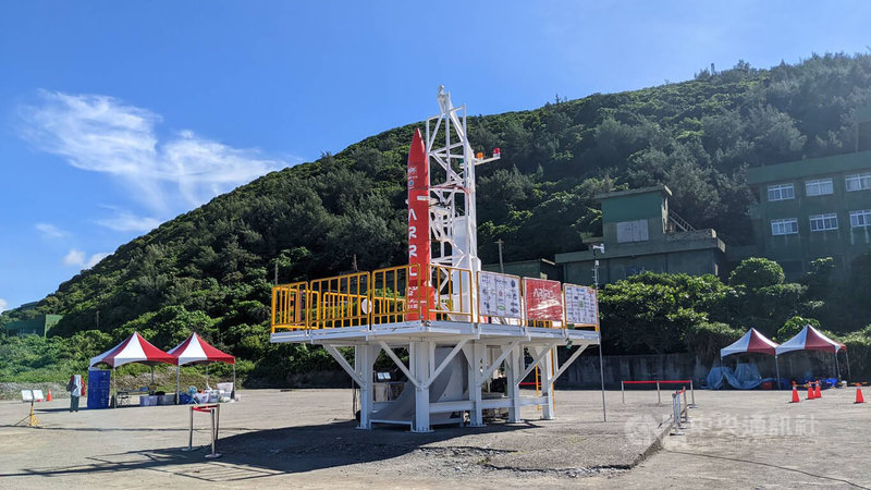 國家太空中心射場指揮官曾坤樟8日指出,屏東旭海的短期科研探空火箭發射場域也將進行場地改善,包含道路、停車場等修繕建置,另外,目前火箭升空所需氧化劑等鋼瓶,都暫放一旁空地帳棚裡,未來預計用貨櫃等可移動式裝置,作為比較安全的存放空間。中央社記者曾以寧攝 111年7月8日