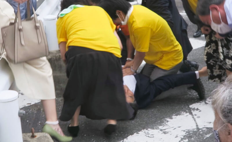 日本前首相安倍晉三8日上午在奈良幫參議院議員候選人助選時遭槍擊，隨後倒地流血。（共同社）