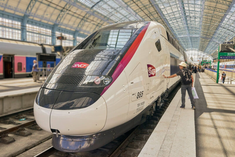 歐洲鐵路業領導組織盼建立貫通歐盟各大城的高速鐵路網，以作為航空運輸之外的另一個永續性選擇。圖為法國高速列車。（圖取自facebook.com/TGVINOUI）