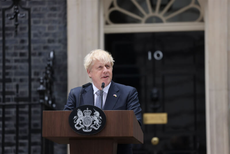 英國首相強生7日宣布辭去保守黨黨魁一職，並在唐寧街官邸外發表辭職演說。（圖取自twitter.com/BorisJohnson）