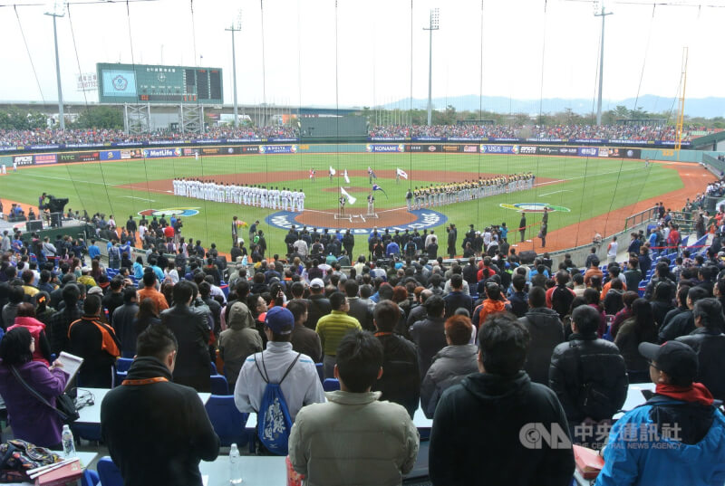 圖為2013年WBC中華隊在台中洲際棒球場出戰澳洲，湧進滿場觀眾。（中央社檔案照片）