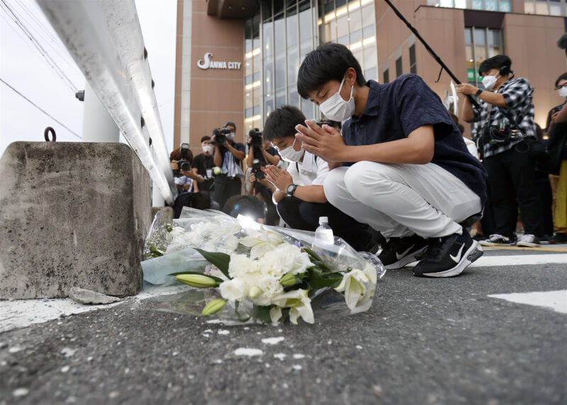 日本前首相安倍晉三8日遭槍擊送醫，下午不治身亡，享壽67歲，民眾赴事發地哀悼。（共同社）