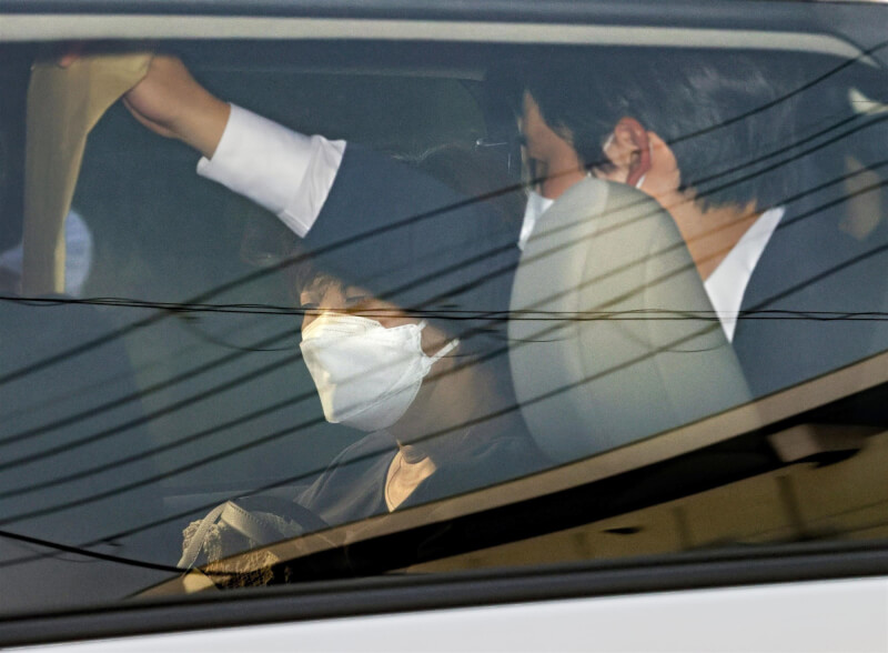 日本前首相安倍晉三8日在奈良市演說時遭槍擊送醫，安倍的妻子安倍昭惠（後）事發後從東京趕往奈良。（共同社）