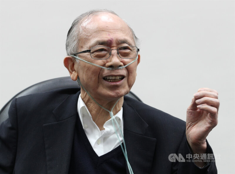前央行常務理事、中經院董事長胡勝正逝世將滿4週年,央行8日臉書貼文指出,胡勝正為人認真負責,晚年就算坐輪椅、帶氧氣筒,也不缺席央行理監事會議。(中央社檔案照片)