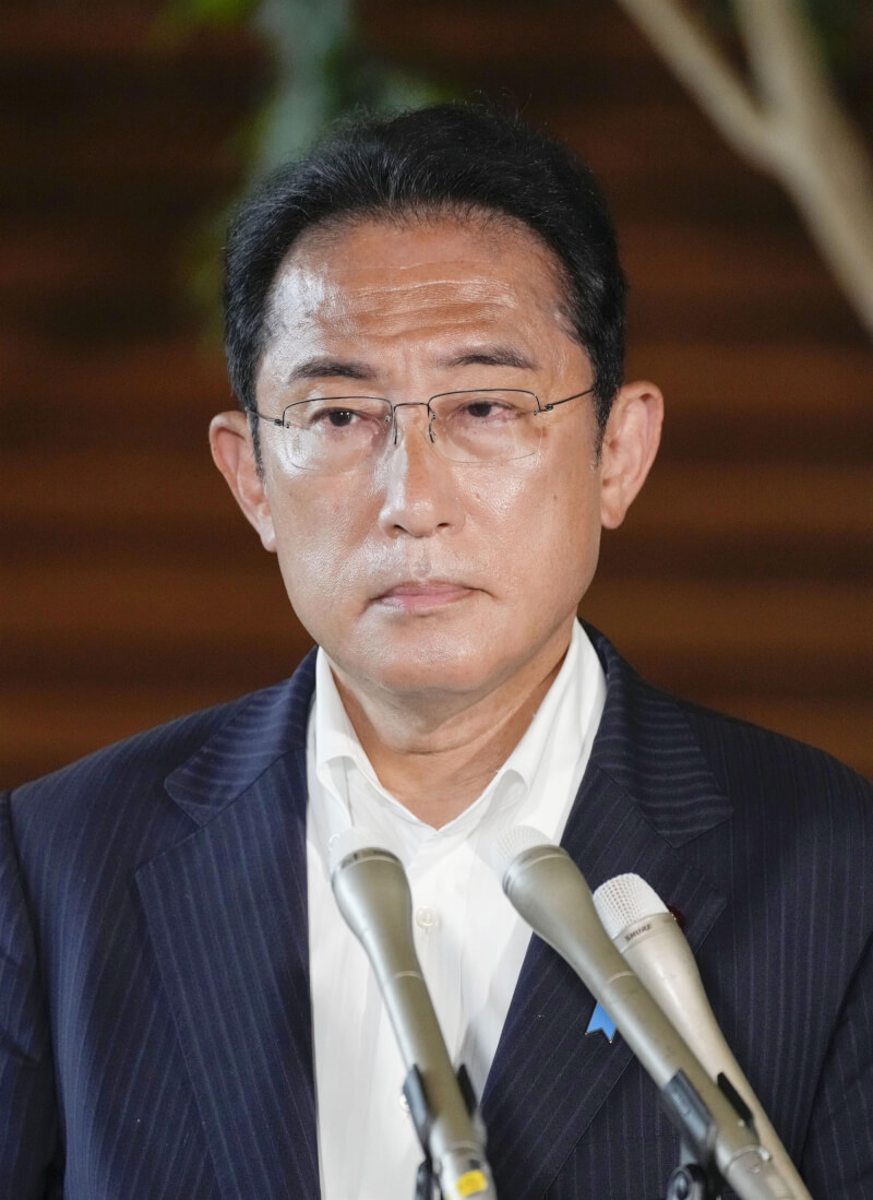 日本前首相安倍晉三8日在奈良市助選時遭槍擊。日本首相岸田文雄（圖）含淚對媒體表示，現在最重要的就是搶救安倍的性命。（共同社）