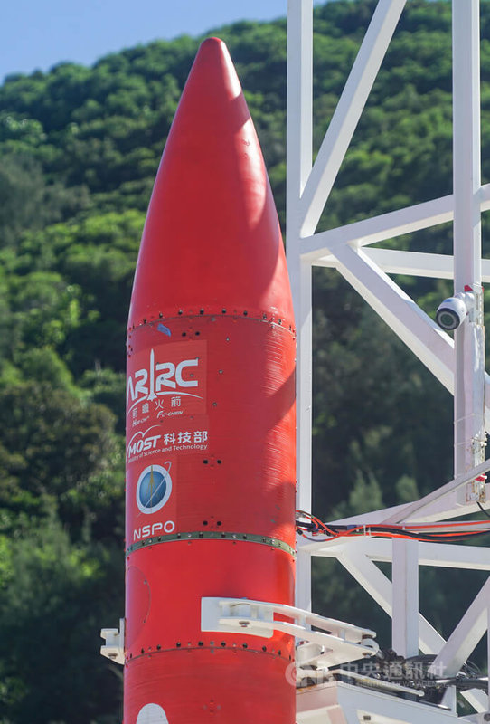 台灣首支混合式類衛星載具火箭預計9日清晨於屏東旭海再戰升空,陽明交通大學前瞻火箭研究中心(ARRC)團隊指出,對火箭防塵防污設計有做不少加強,6月也趁梅雨鋒面,讓火箭測試淋雨,確認火箭有一定防雨效果,才有再次發射的信心。中央社記者裴禛攝 111年7月8日