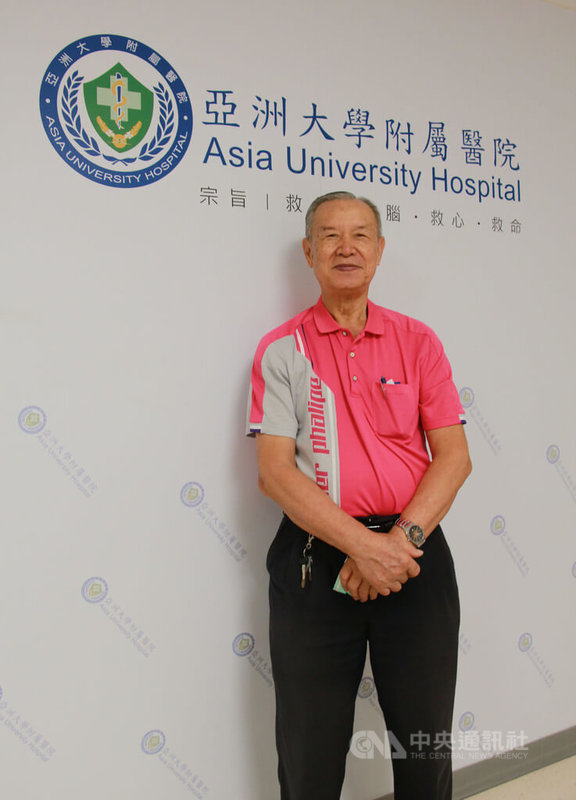 亞洲大學附屬醫院今年80歲志工林政吉去年服務期間曾突然中風,在院方及時治療並經過復健後,有感醫院救他一命,便又迫不及返回服務崗位。中央社記者蘇木春攝 111年7月8日