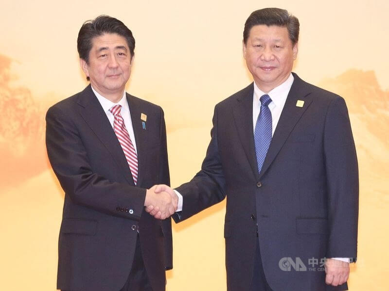 圖為2014年亞太經濟合作會議領袖峰會安倍晉三（左）與習近平（右）合影。（中央社檔案照片）