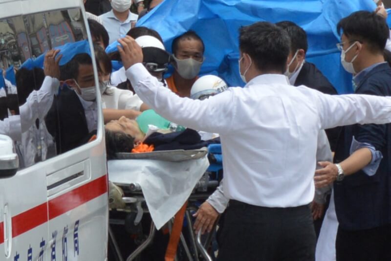 日本前首相安倍晉三8日在奈良市演說時遭槍擊送醫不治身亡，享壽67歲。（法新社）