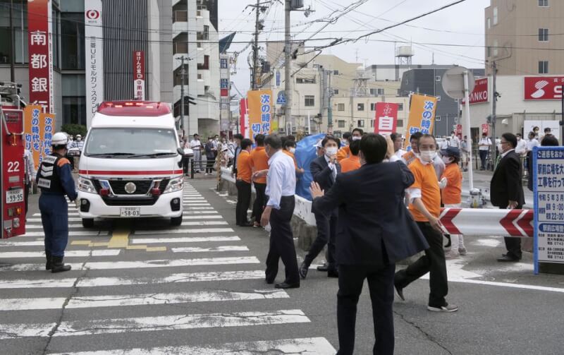 日本前首相安倍晉三8日在奈良市疑遭槍擊緊急送醫，各國政要紛表震驚，替安倍的安危祈禱。（共同社）