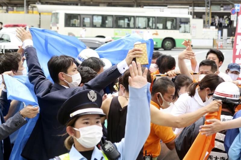 現場警方維持秩序。（共同社）