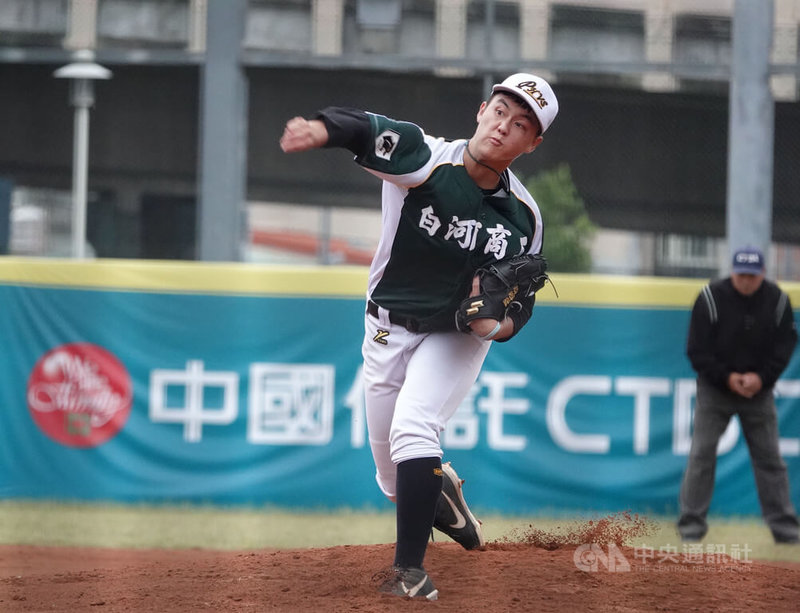 中職選秀近年應屆高中畢業生高順位多出自平鎮、穀保、高苑等強權,今年成軍不到4年的白河商工有望一口氣出現2名職棒球員阮裕智、尹柏淮。圖為阮裕智110年11月26日黑豹旗出賽畫面。中央社記者謝靜雯攝 111年7月9日