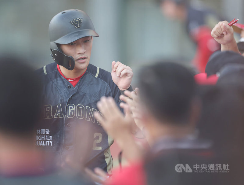 中華職棒味全龍隊9日在主場天母棒球場與富邦悍將隊交手,龍隊郭天信首局選到四壞保送、盜上二壘,再靠著隊友安打先馳得點,回到休息區與隊友擊掌致意。中央社記者張新偉攝 111年7月9日
