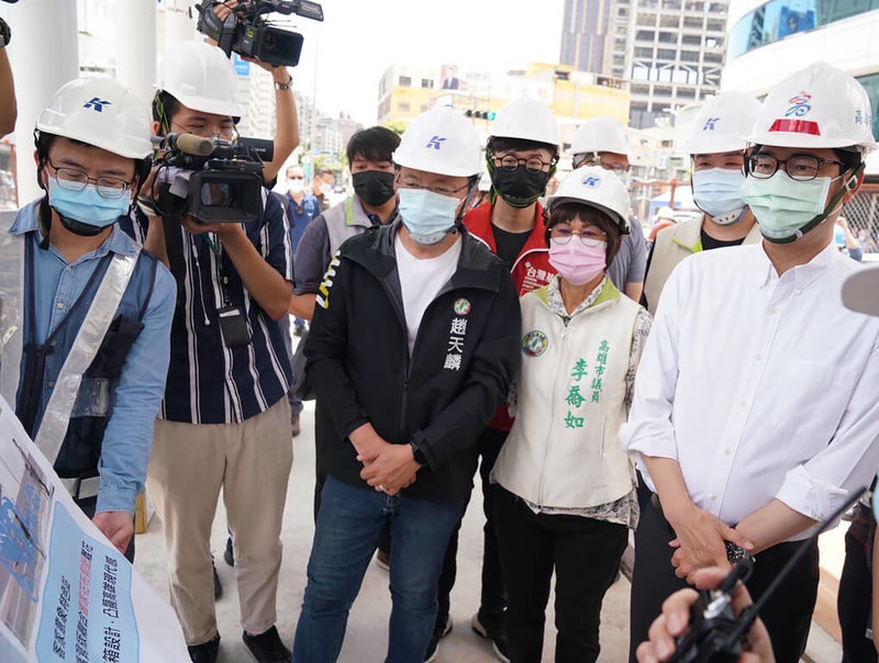 高雄市長陳其邁(右)9日視察高雄輕軌愛河之心C24站特色車站施工進度,聽取相關簡報,並表示輕軌美術館站C20站到愛河之心C24站工程將提早到今年10月完工。(高雄市政府提供)中央社記者洪學廣傳真 111年7月9日