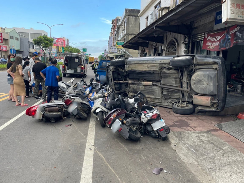 34歲吳姓男子7日駕駛自小客車行經桃園市蘆竹區南上路二段時,擦撞路邊10輛機車及1輛小貨車後翻覆,還波及一旁修車行內張姓男子,所幸兩人都輕傷。(警方提供)中央社記者葉臻傳真 111年7月9日