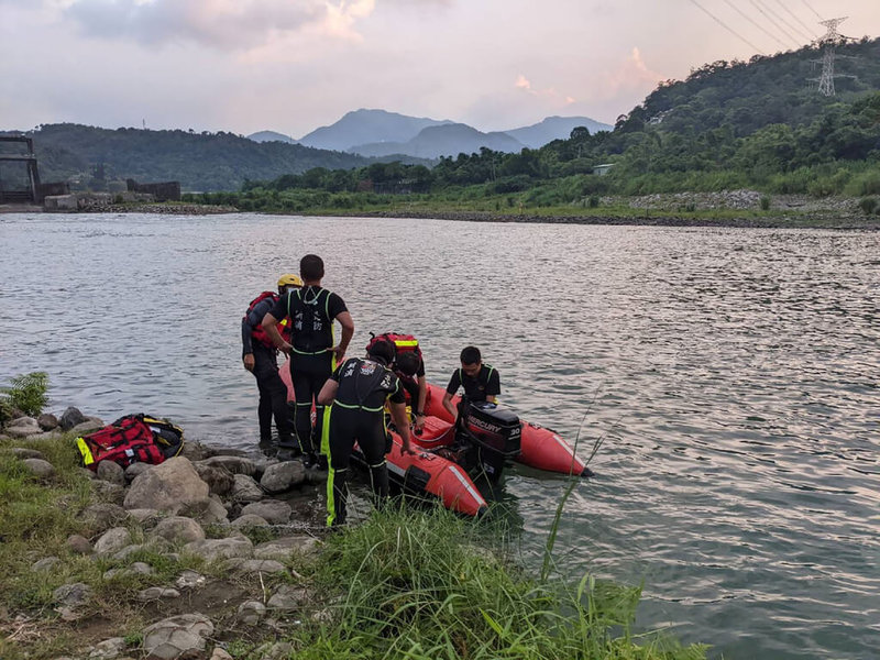 3名男子一同前往新北市新店區青潭堰戲水,其中2人換完泳褲後,另1人卻不知去向,因擔心是先下水後不慎溺水,2人隨即通報警消到場搜救。(新北市消防局提供)中央社記者王鴻國傳真 111年7月9日