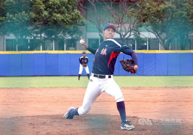 中華職棒33年新人選拔會將於11日在台中舉行,高中生仍占優勢,首輪有望占過半席次,黃保羅(前)挑戰成順位最佳高中投手,被評價進到職棒有能養成先發投手的潛力。圖為黃保羅4月3日在U18東岸聯盟出賽畫面。中央社記者謝靜雯攝 111年7月9日