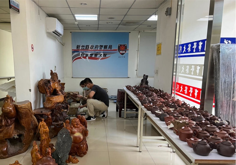 新竹縣新豐鄉一處民宅內的大量工藝品日前遭竊,警方鎖定陳姓犯嫌等人,8日在新竹縣、宜蘭縣等地查扣價值逾百萬大量贓物,全案依加重竊盜罪偵辦。(新竹縣政府警察局提供)中央社記者魯鋼駿傳真 111年7月9日