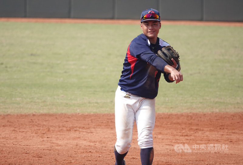 中職33年選秀將於11日登場,今年高中生仍占優勢,首輪有望占過半席次,平鎮高中二壘手黃勇傳守備評價好,也有機會擠進首輪。圖為黃勇傳111年3月6日木棒聯賽出賽畫面。中央社記者謝靜雯攝 111年7月9日