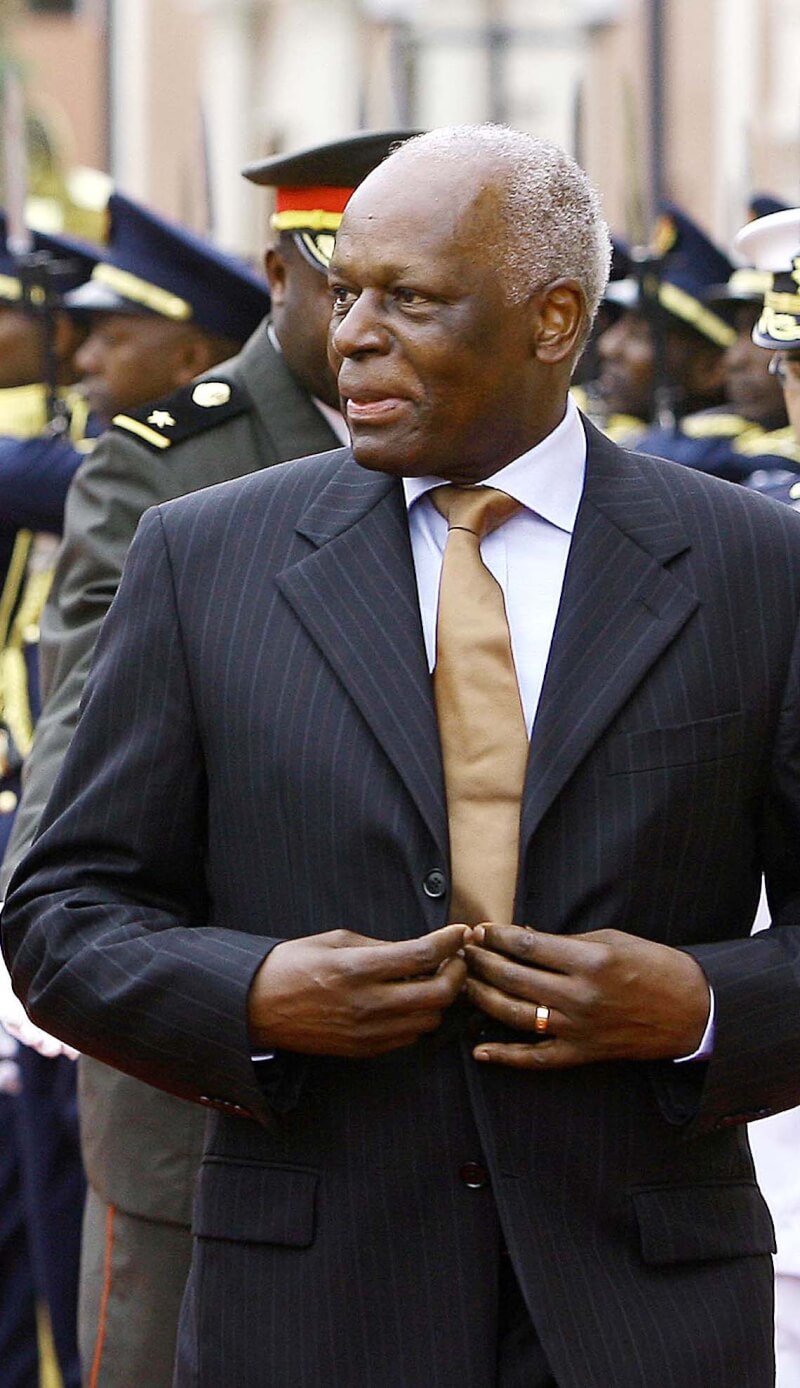 非洲國家安哥拉政府表示，前總統杜桑托斯（前）8日在西班牙巴塞隆納一間醫院辭世，享壽79歲。（圖取自維基共享資源；作者Ricardo Stuckert/PR，CC BY 3.0 br）