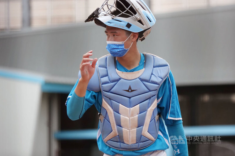 中華職棒33年新人選拔會將於11日在台中舉行,今年總計185名球員符合資格參選、為歷年新高,宋嘉翔是今年選秀最佳捕手,守備是他的優勢,首輪被選走不是問題。圖為宋嘉翔111年6月2日玉山盃青棒賽出賽畫面。中央社記者謝靜雯攝 111年7月9日