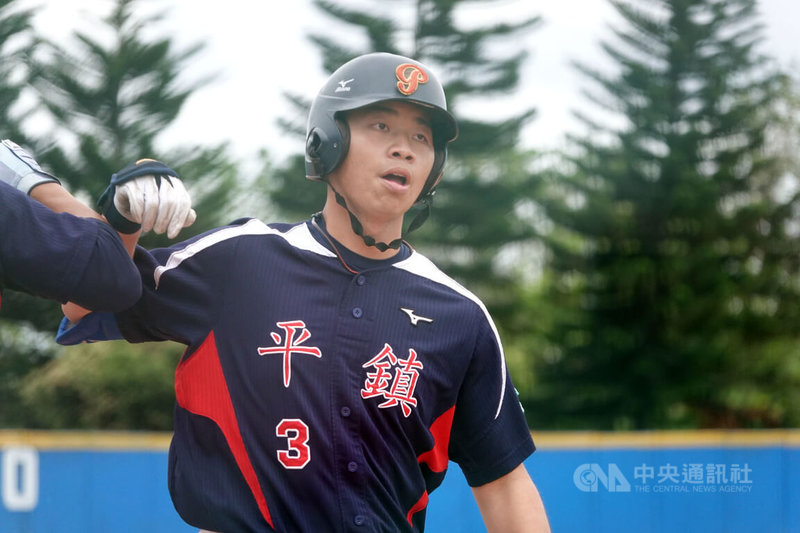 中職33年選秀將於11日登場,平鎮高中陳佳樂被球探評為此次選秀打者中最會打的球員,揮棒速度快、有力量,具有長打能力,預計不會掉出3輪。圖為陳佳樂111年4月2日在U18東岸聯盟出賽畫面。中央社記者謝靜雯攝 111年7月9日