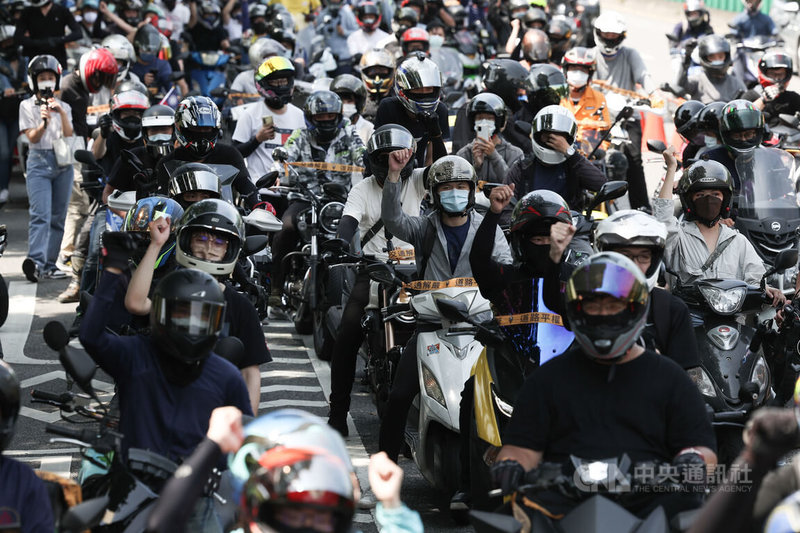 台灣機車路權促進會等團體9日下午在台北發起交通解嚴大遊行，吸引大批機車騎士到場響應，眾人高喊口號，為爭取道路平權發聲。中央社記者趙世勳攝 111年7月9日