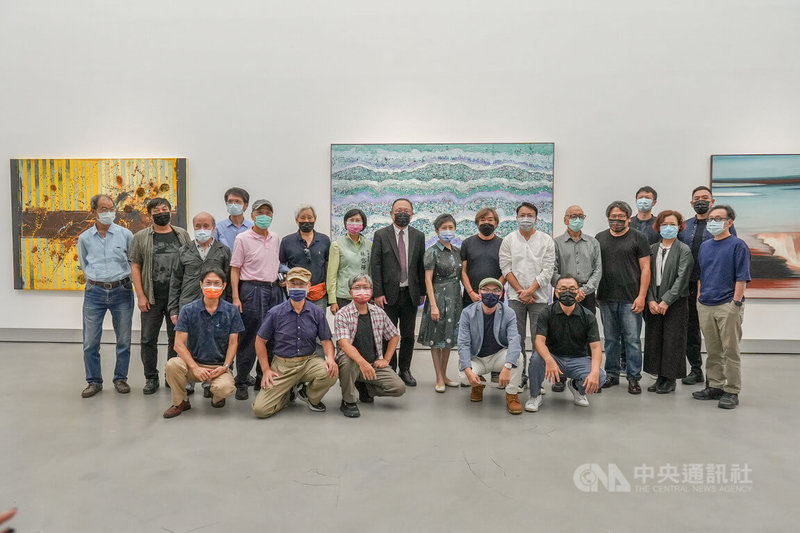 「抽象高雄」特展9日在高雄市立美術館盛大開展,參展不同世代藝術家現場與高雄市副市長史哲(後左8)、高美館館長李玉玲(後左9)等人合影。中央社記者洪學廣攝 111年7月9日