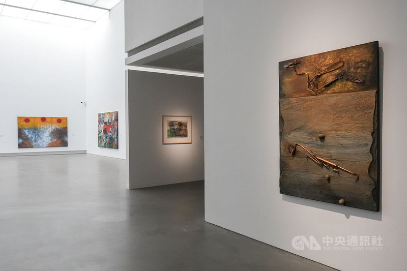 高雄市立美術館9日起推出「美術高雄」系列新展「抽象高雄」,串聯27名不同世代藝術家,透過非具象方式描繪對高雄印象,圍繞串聯出城市面容,展出作品創作時間橫跨1984至2022年,也由這些作品見證了近40年間城市氛圍的改變。中央社記者洪學廣攝 111年7月9日