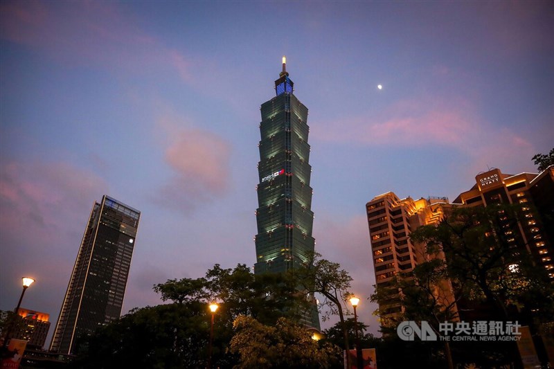 前日本首相安倍晉三遭襲傷重不治，台北101為感念安倍晉三對台支持，8日晚間起至11日一連4天點燈表達追悼與感謝之情。圖為9日晚間悼念字句在夕陽晚霞中點亮。中央社記者王騰毅攝 111年7月9日