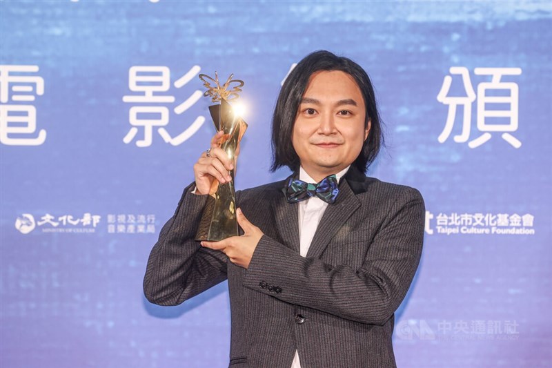 2022台北電影節9日頒獎,布袋戲電影「素還真」勇奪本屆最佳動畫片,電影總監製黃亮勛(圖)在後台開心留影,並感念為主角素還真獻聲演出的「八音才子」黃文擇,感謝他為布袋戲的付出。中央社記者鄭清元攝 111年7月9日