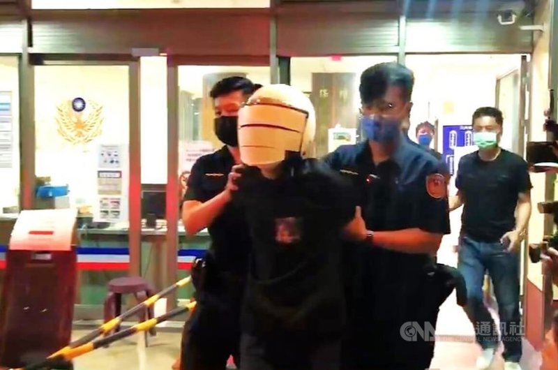 新北市中和與永和地區8日深夜傳出槍響,一名未成年少年涉嫌持槍向中和秀朗路3段與永和環河東路2段的店家鐵門開槍後投案。(翻攝照片)中央社記者王鴻國傳真 111年7月9日