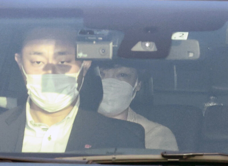 日本前首相安倍晉三8日遭槍擊身亡，載有遺體的靈車9日清晨駛離奈良縣醫院，妻子安倍昭惠（後）也搭車返回東京。（共同社）