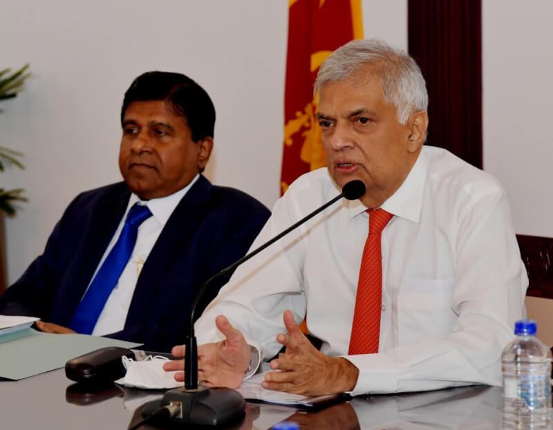 威克瑞米辛赫（右）20日壓倒性獲選斯里蘭卡總統，任期至2024年。（圖取自facebook.com/ranil.wickremesinghe.leader）