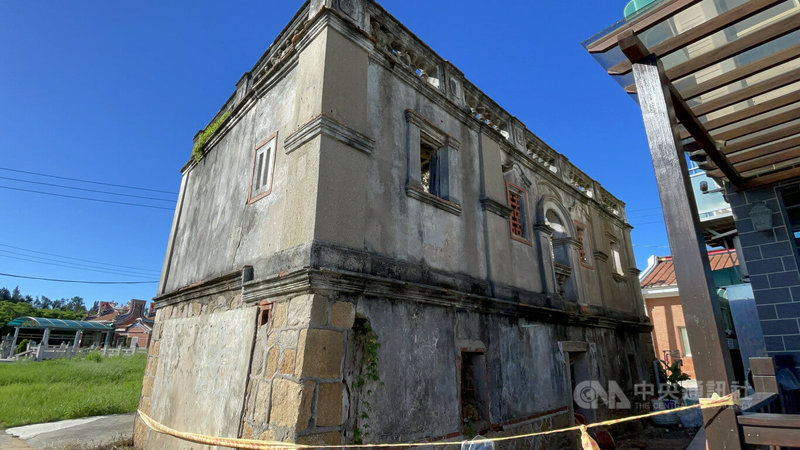 金門縣定古蹟「呂朝怡洋樓」長年無人居住,正立面植物竄生、立面泥塑多處損壞,加上日前大雨不斷,屋頂塌陷日益嚴重,文化局表示,由於洋樓產權不清,現階段只能以補強方式暫時維護,減緩洋樓坍塌可能。中央社記者黃慧敏攝 111年7月9日