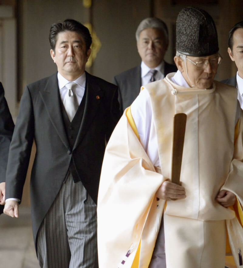 日本前首相安倍晉三（左）8日遇刺身亡。圖為2013年安倍晉三參拜靖國神社。（共同社）