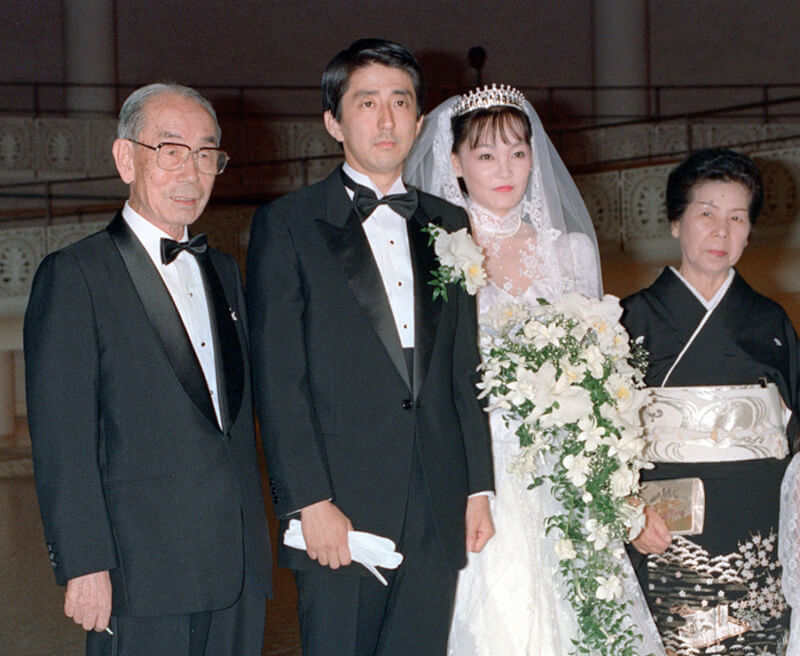 安倍晉三（左2）與安倍昭惠（左3）在1987年結婚。（共同社）