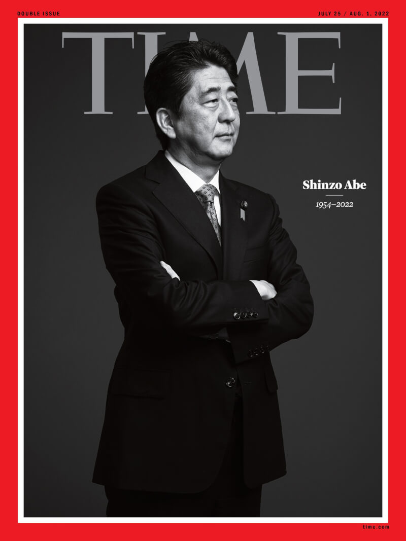 日本前首相安倍晉三8日在奈良遭槍擊逝世，時代雜誌9日在臉書刊出黑白照片封面。（圖取自facebook.com/time）