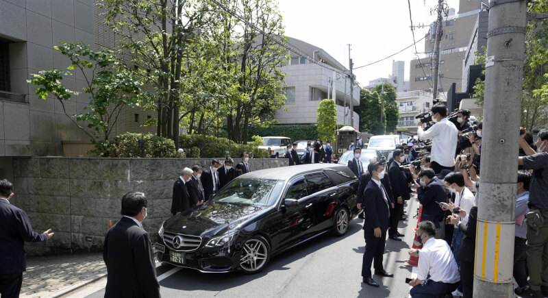 NHK報導，日本前首相安倍晉三8日遭槍擊身亡，載有遺體的靈車9日下午抵達東京涉谷自宅。（共同社）