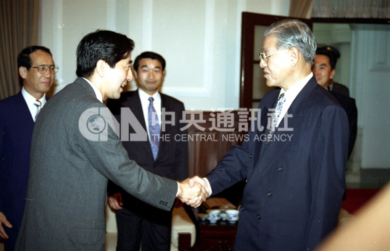 1995年6月27日，總統李登輝在總統府接見日本自民黨政調會訪華團安倍晉三眾議員（前左）等人。（中央社檔案照片）