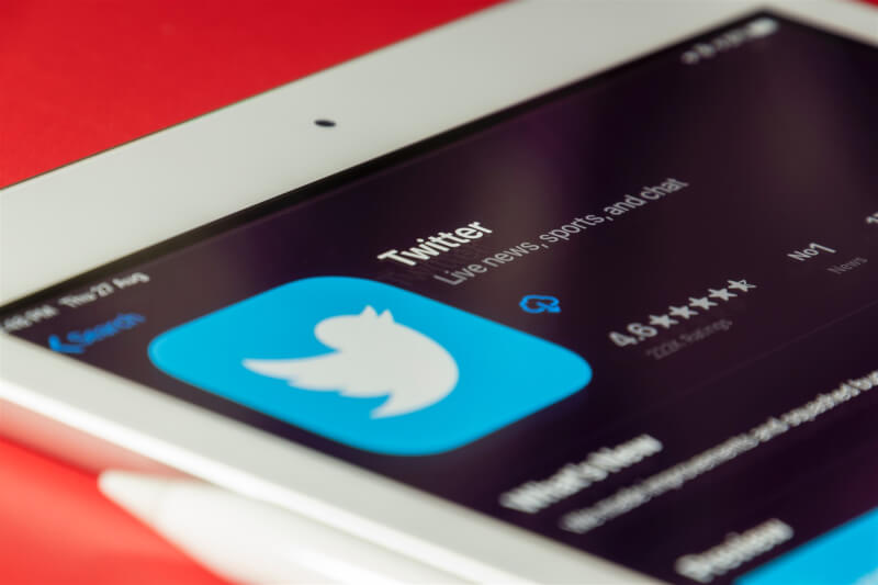 馬斯克終止推特交易案，推特12日正式提起訴訟。（圖取自Unsplash圖庫）
