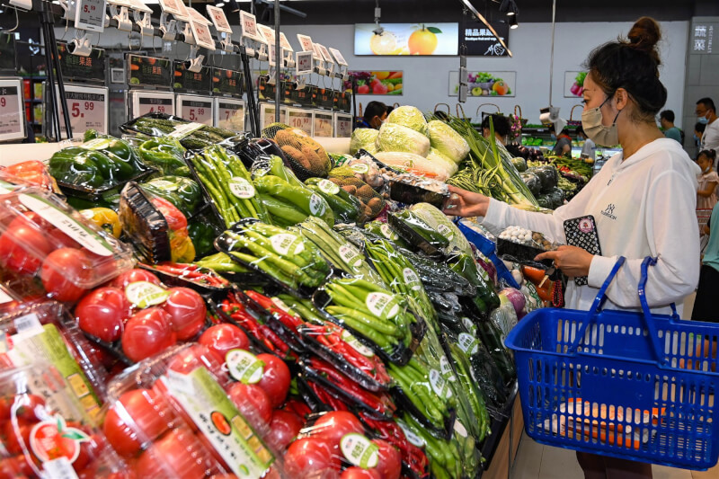 中國6月消費者物價指數（CPI）年增2.5%，創下2020年8月以來新高。圖為民眾在山東青州一家超市選購蔬菜。（中新社）