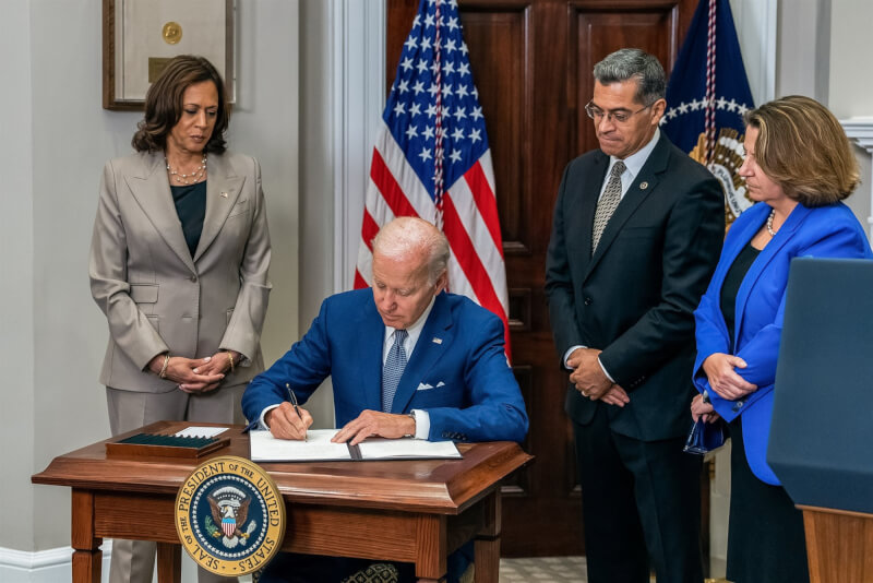 美國總統拜登（左2）8日簽署一項行政命令，保護婦女獲得墮胎與避孕機會。左為美國副總統賀錦麗。（圖取自facebook.com/WhiteHouse）